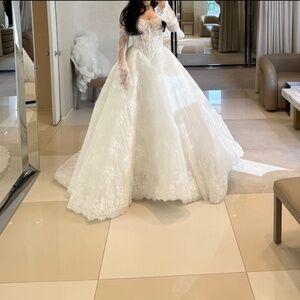 New / Never Worn Lace Ball Gown Wedding Dress